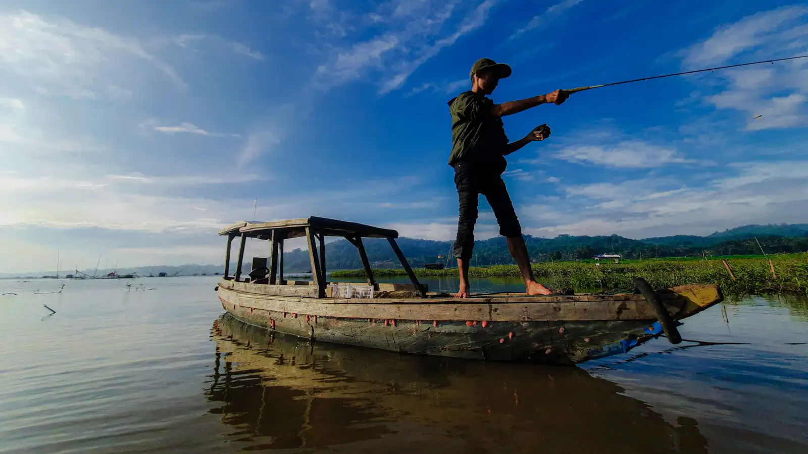 How to Cast From a Boat Deck Without Hooking the Boat or Backlashing